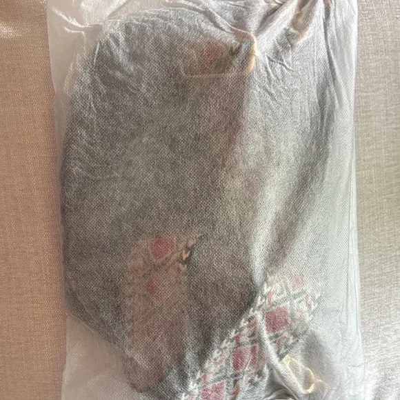 Elegant Black Woven Crossbody Bag with Patterned Strap - Picture 4 of 4